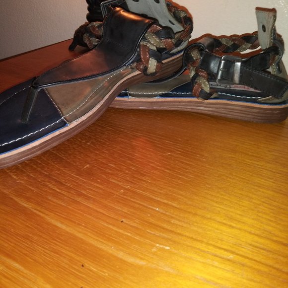 2LipsToo - Picture 5 of 6